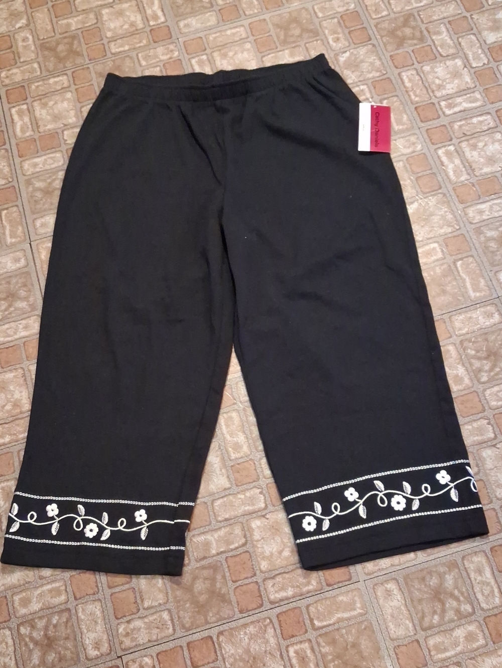 Cathy Daniels Black Capris with White Floral Trim